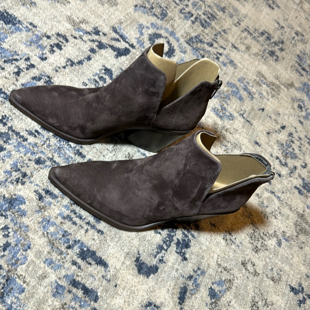 NEW Vince Camuto Gigietta Ankle Boots Booties Shoes Women's Size 8 brown Suede